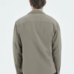 The Kooples COL HAWAÏEN POCHES PLAQUÉES - Camicia - Kaki, Uomo -Vendite The Kooples 163a0aed8bc74f27af4c793183b79554