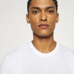 The Kooples T-shirt Con Stampa - White, Uomo 11 The Kooples T-shirt Con Stampa - White, Uomo -Vendite The Kooples d88766a02ad74e6caac298fc25667ed5