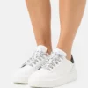 The Kooples BASKET A LACETS MOUCHETTES - Sneakers Basse - White/black, Donna